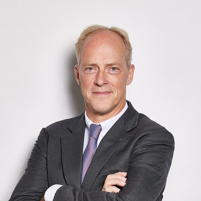 Portraitfoto von Geschäftsführer Dr. John Benjamin Schroeder